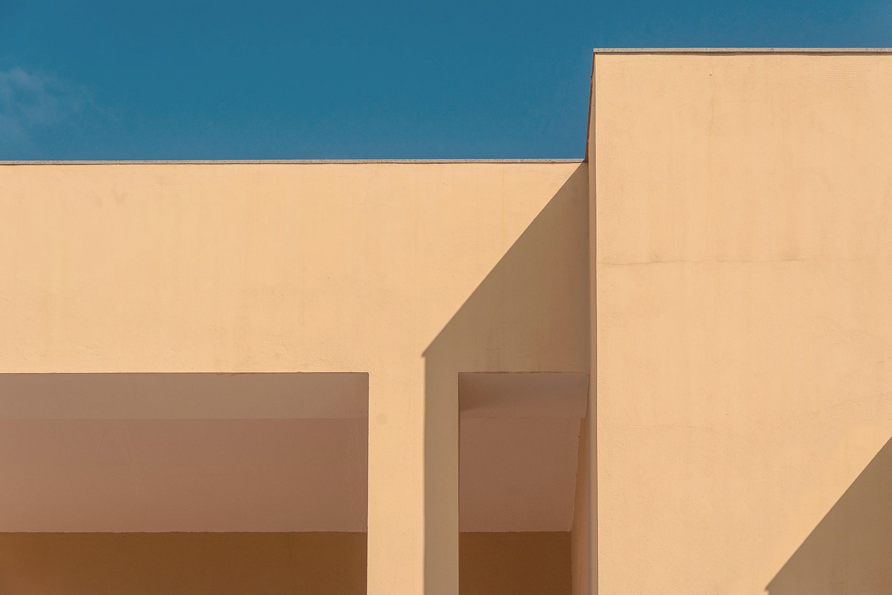 Arquitectura mínima con luz cálida